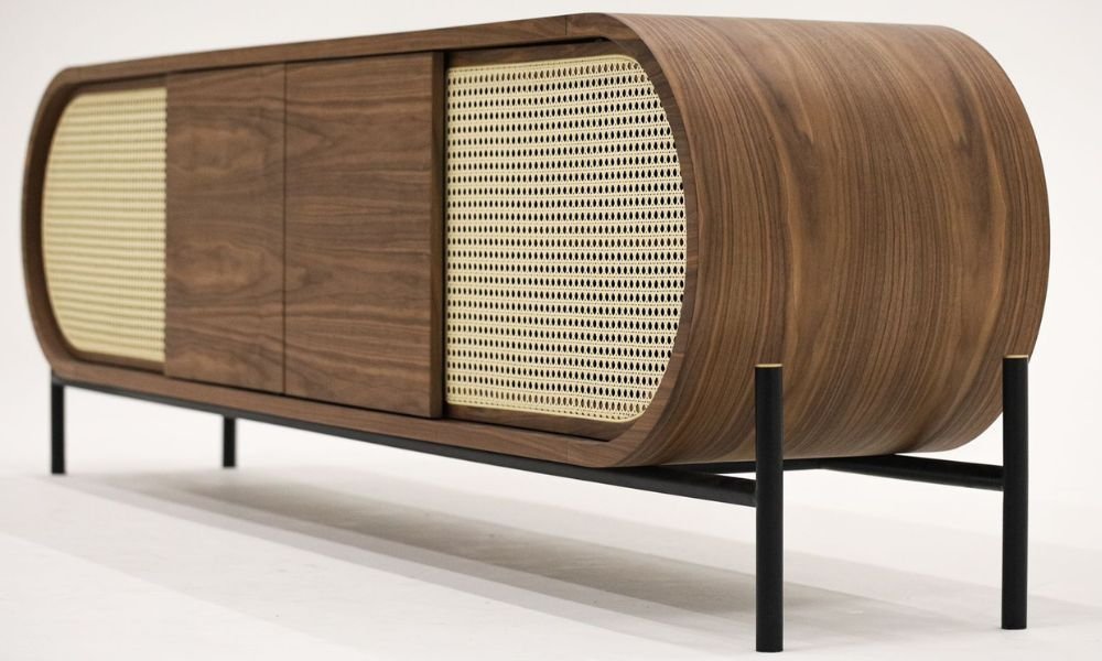 Buffet de design autoral revisita móveis vintage com vitrolas embutidas