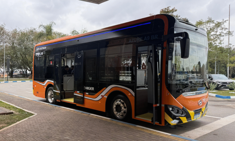 Ônibus de 9 metros Azure9 da TEVX Higer, que será testado na cidade de São Paulo.
