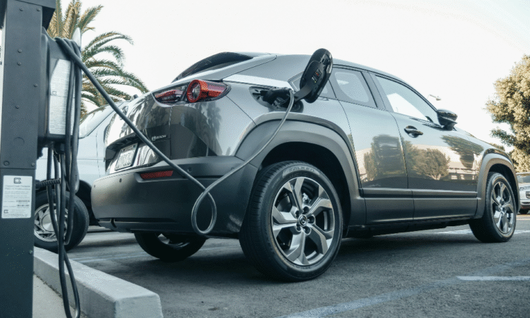Carro elétrico em posto de recarga