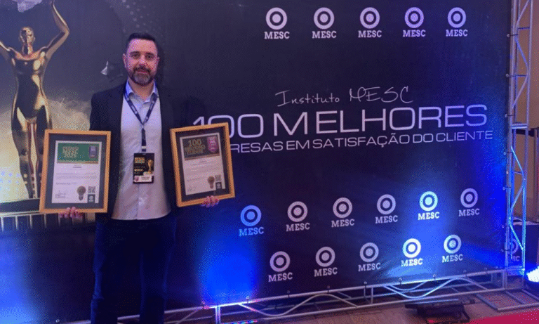 Carlos Henrique Schiabel, Gerente Regional de Vendas - Portáteis da Britânia, segurando as certificações que a empresa recebeu do MESC.