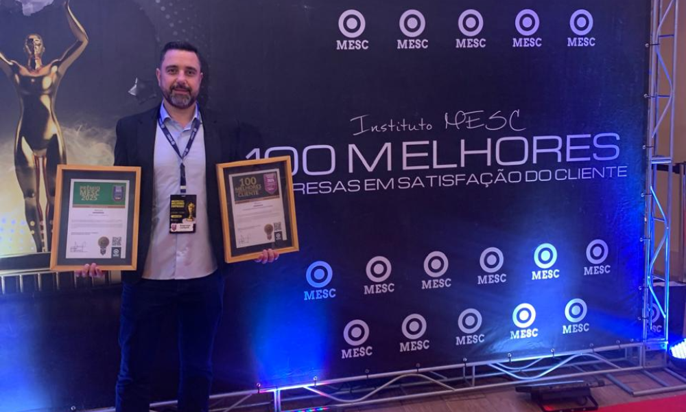 Carlos Henrique Schiabel, Gerente Regional de Vendas - Portáteis da Britânia, segurando as certificações que a empresa recebeu do MESC.