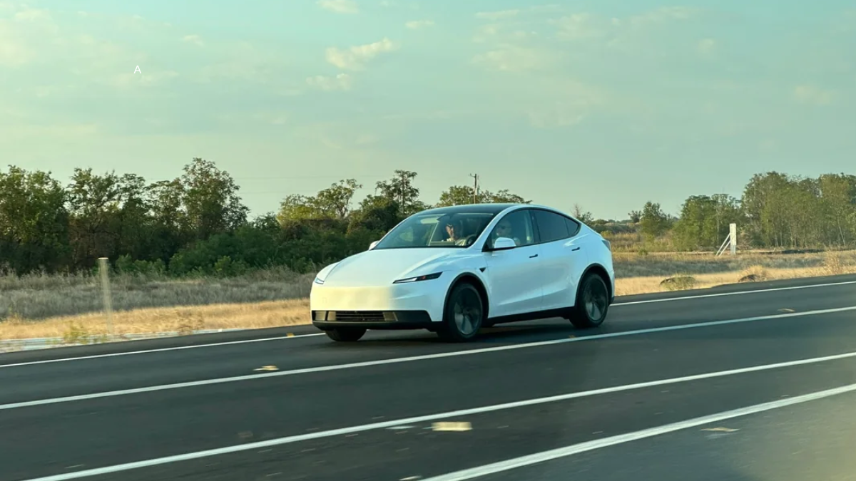 Tesla testa Model Y “mais acessível” sem camuflagem