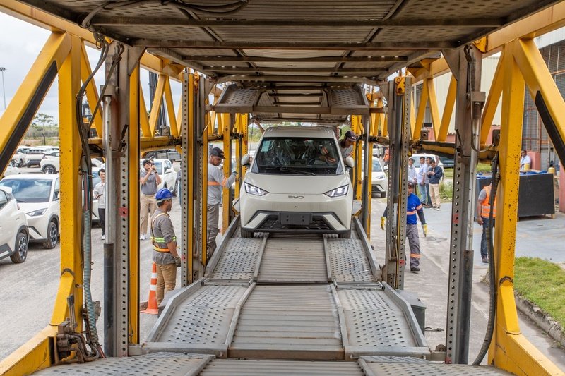 BYD realiza primeiro envio de veículos produzidos em Camaçari