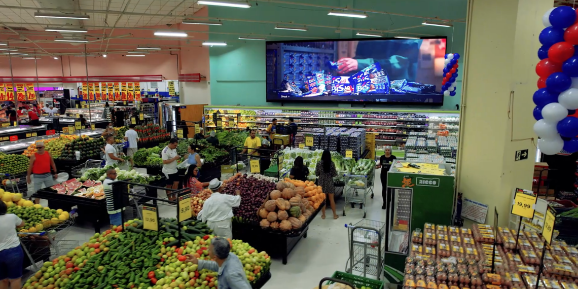 Grupo Mateus aposta no retail media com telas digitais em 100 lojas