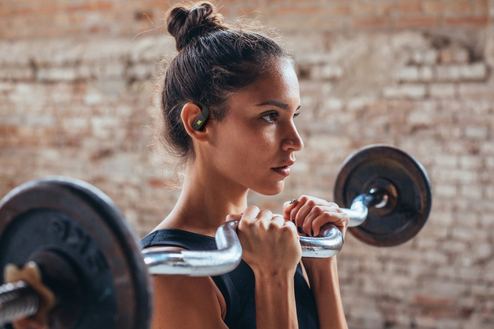 JBL lança novo fone TWS esportivo com tecnologia OpenSound