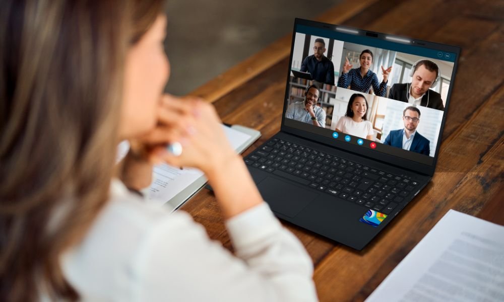 Positivo lança Vision R15M com Minitela