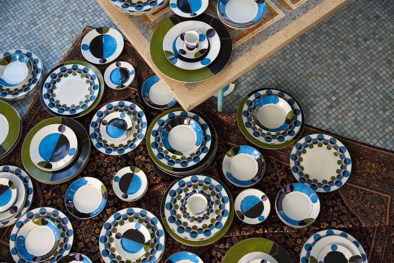 Tania Bulhões apresenta “Bossa”: porcelanas inspiradas no modernismo brasileiro
