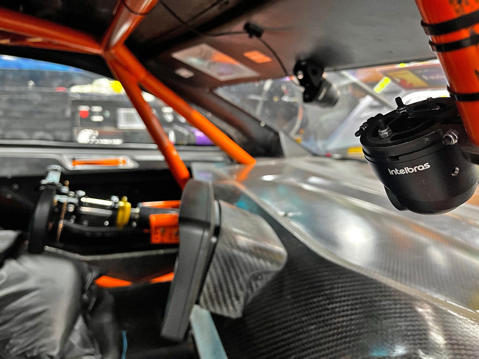 Intelbras transforma espectadores em copilotos na Stock Car 2025