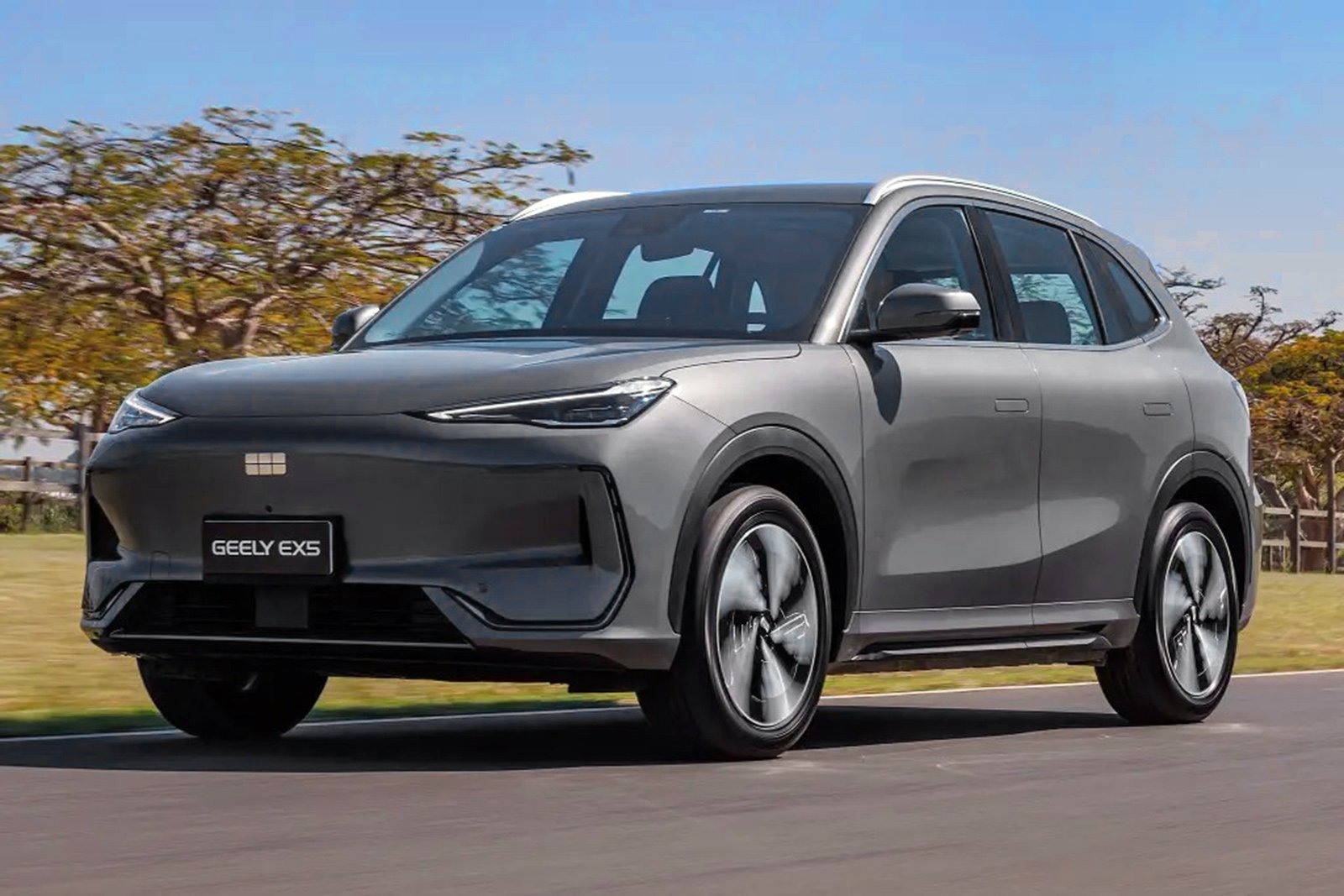 Geely EX5 pode estacionar de lado e girar 360º com função “caranguejo”