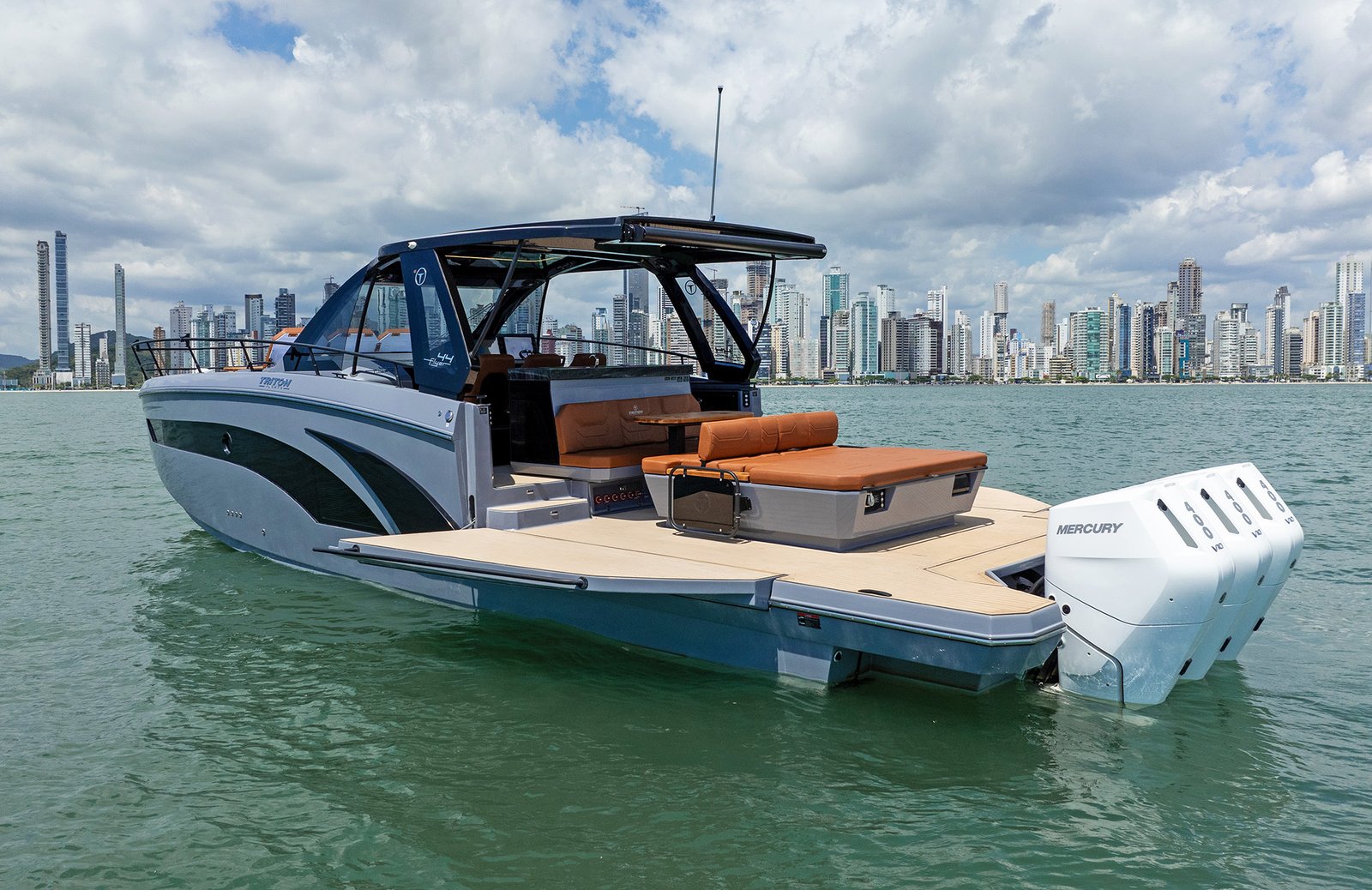 Varandas sobre o mar: lanchas com “beach club” já respondem por 85% das vendas no Brasil