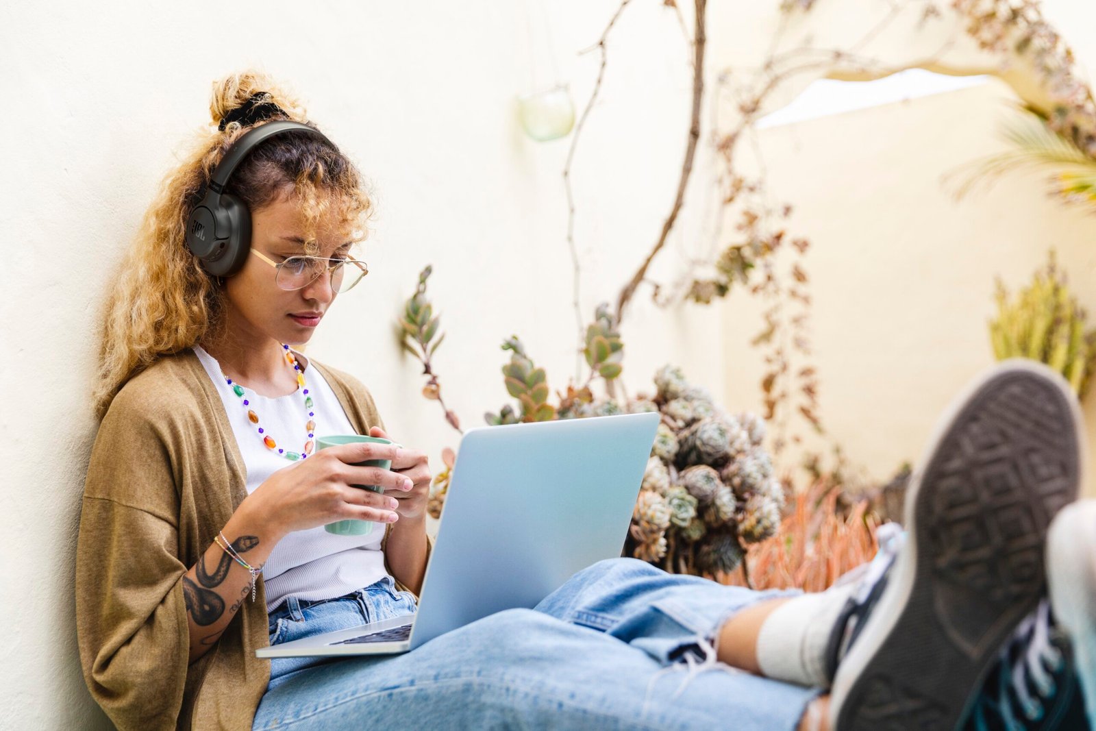 JBL Tune 780NC chega ao Brasil com upgrades de som