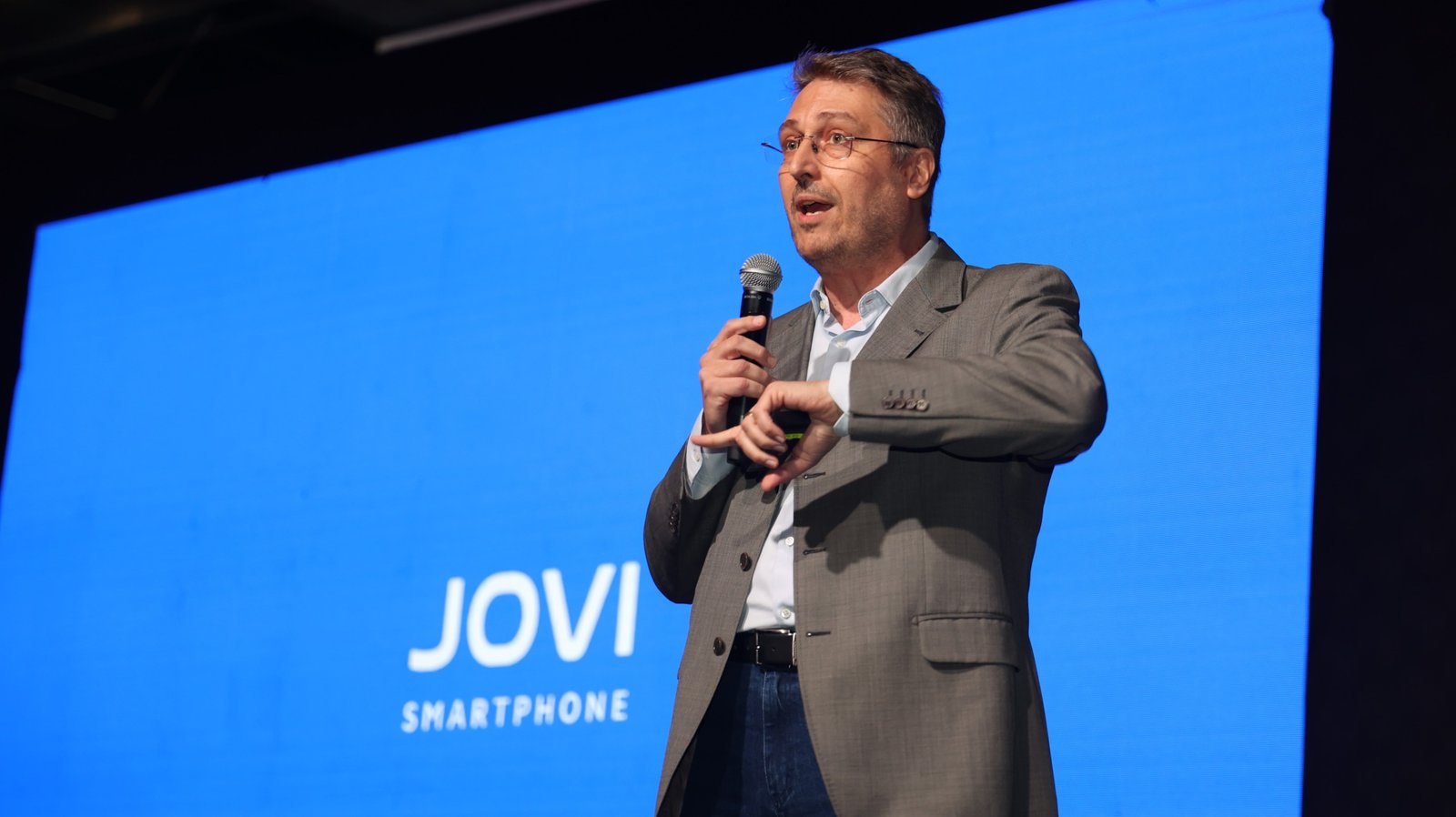 Jovi aposta em estratégia local para ganhar relevância no Brasil