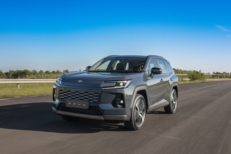 Novo RAV4 chega ao Brasil com versão híbrida AWD