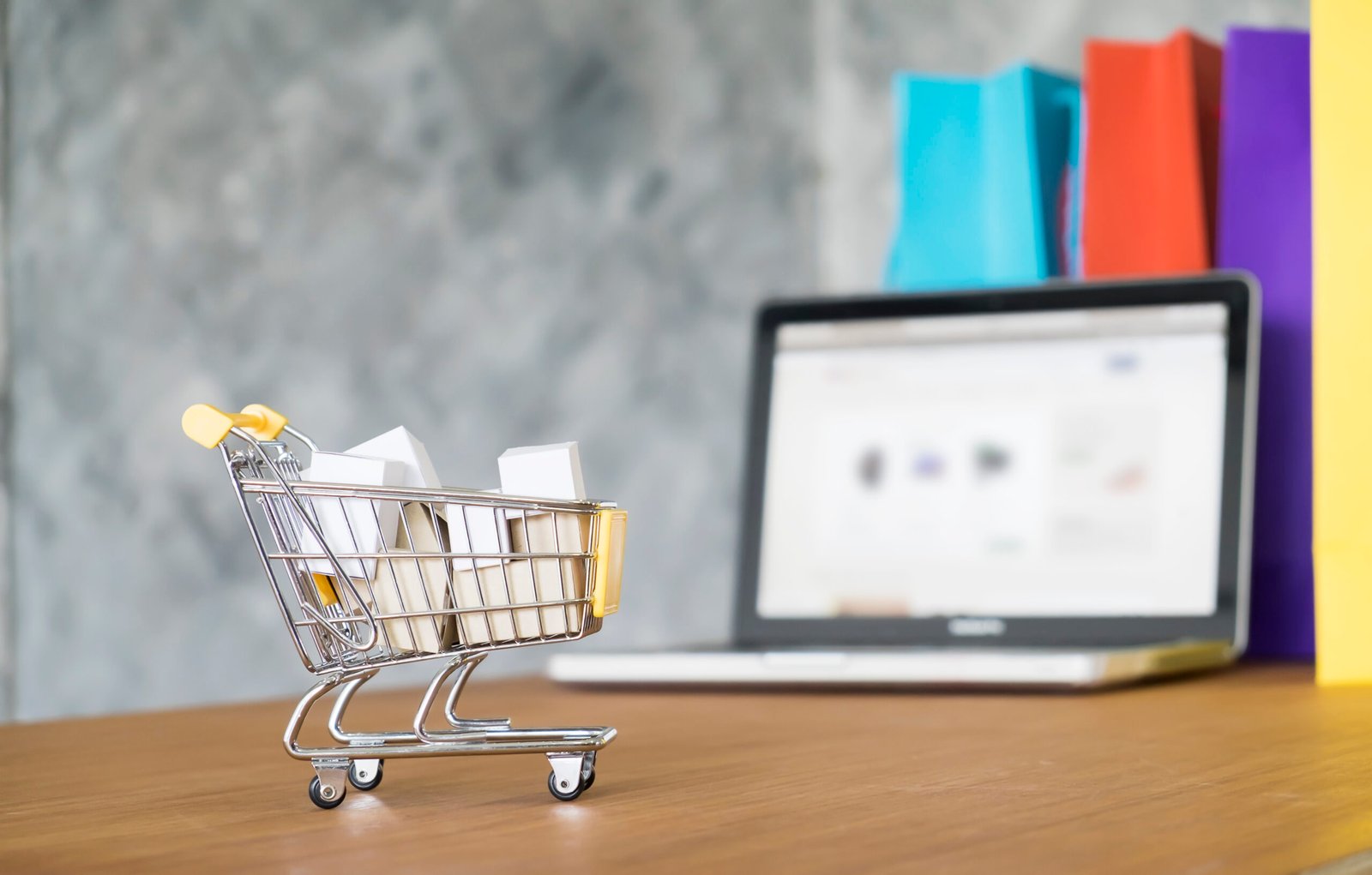 Taxas sobem e pressionam PMEs nos marketplaces