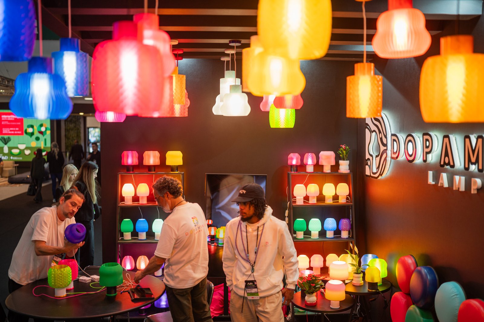 Dopamine Lamps desafia o minimalismo com cor