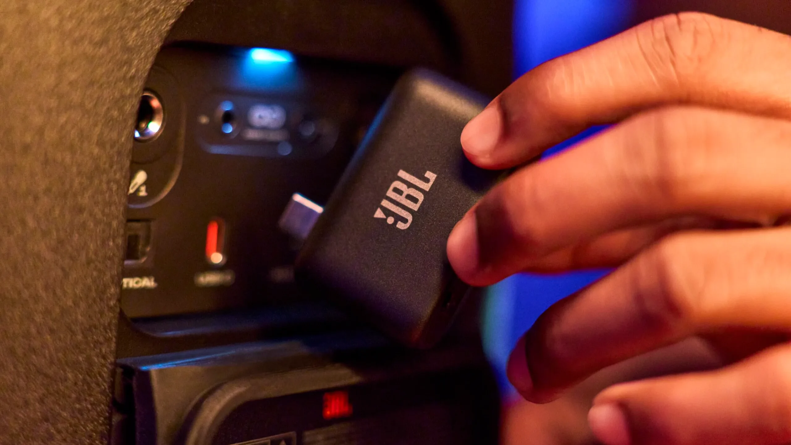 JBL EasySing Mic Mini Duo traz recursos de IA