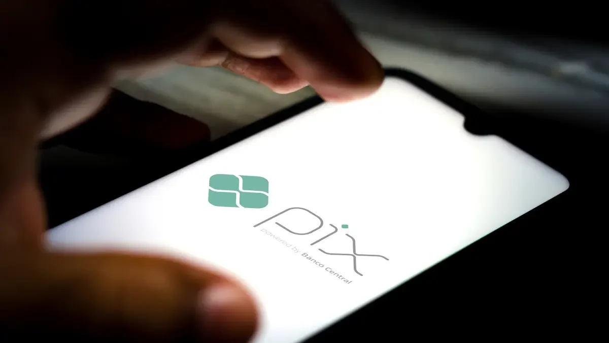 Pix supera 2 bilhões de compras e avança sobre cartões